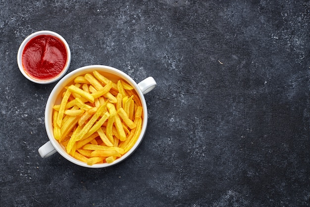 Papas fritas con salsa barbacoa, en un tazón blanco