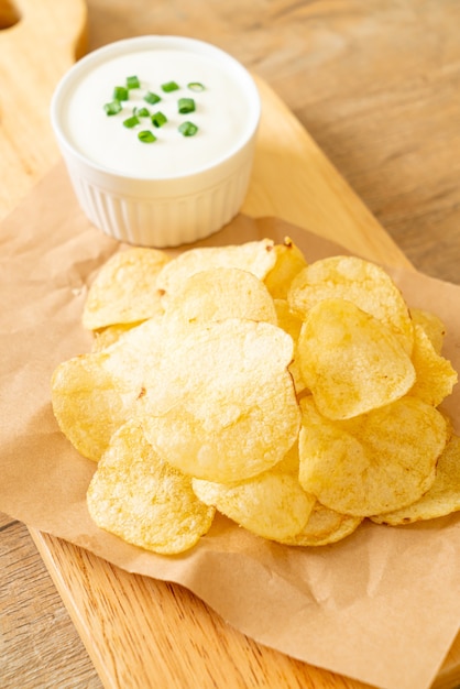 papas fritas con salsa de crema agria