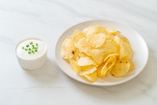 papas fritas con salsa de crema agria