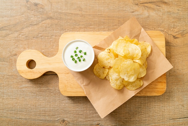 papas fritas con salsa de crema agria