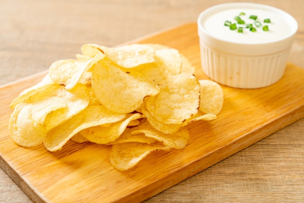 papas fritas con salsa de crema agria