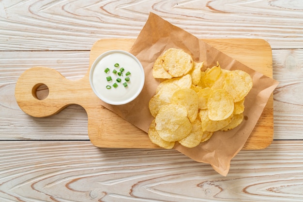 papas fritas con salsa de crema agria