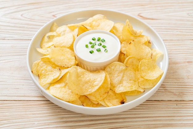 papas fritas con salsa de crema agria