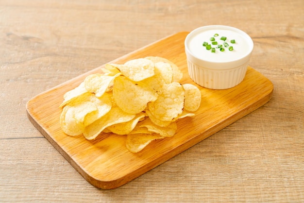 papas fritas con salsa de crema agria