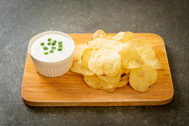 papas fritas con salsa de crema agria