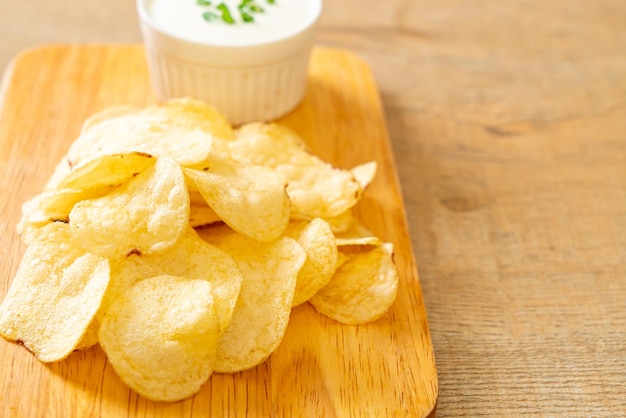 papas fritas con salsa de crema agria