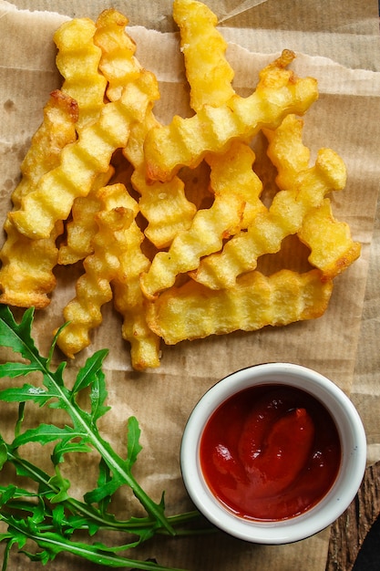 Foto papas fritas y salsa deliciosa merienda, comida rápida, menú de papas fritas. comida copyspace vista superior