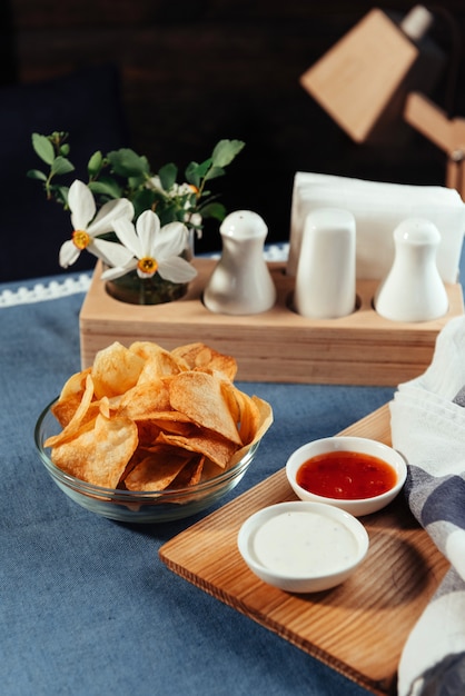 Papas fritas con salsa sobre la mesa. Salsas caseras