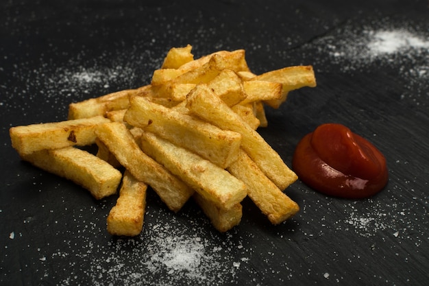 Papas fritas con salsa de tomate Cerrar