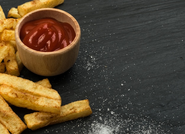 Foto papas fritas con salsa de tomate con espacio de copia