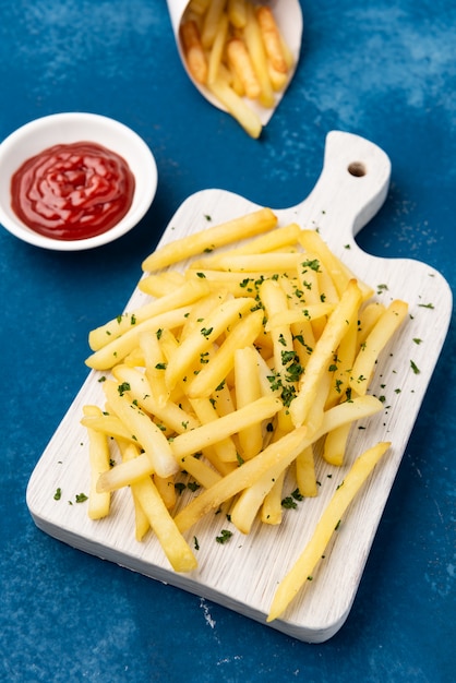 Papas Fritas Con Salsa De Tomate