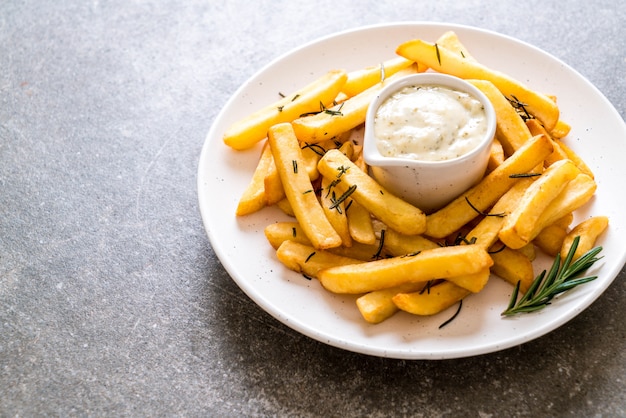 Foto papas fritas con salsa