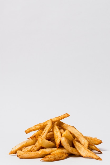 Foto papas fritas sobre fondo blanco con espacio de copia