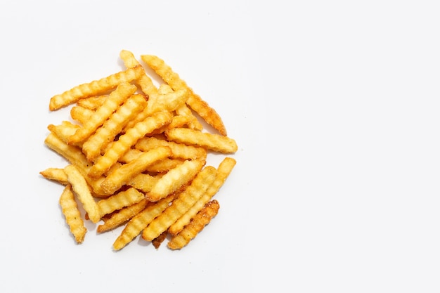 Foto papas fritas sobre fondo blanco.