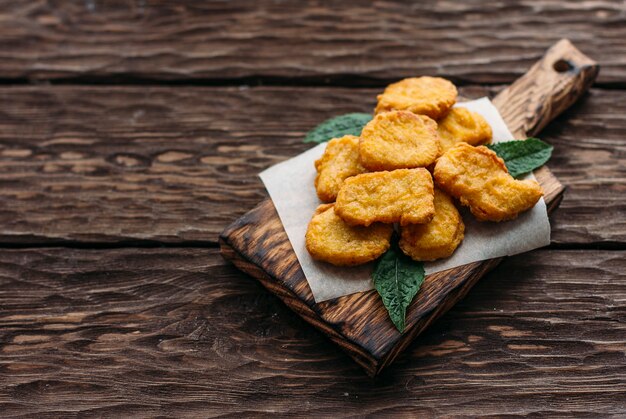 papas fritas sobre un fondo de madera