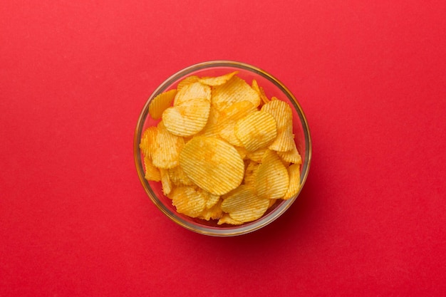 Papas fritas en un tazón aisladas sobre fondo de color Deliciosas papas fritas crujientes en un tazón Espacio para texto Vista superior