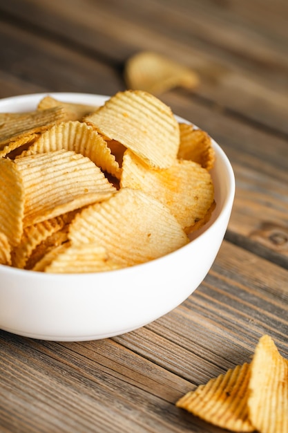 Papas fritas en un tazón bueno para un refrigerio para cerveza o cerveza en una mesa de madera natural Bueno para la publicidad del restaurante del pub del festival de la cerveza