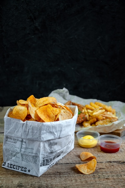 Papas fritas en un tazón de papel