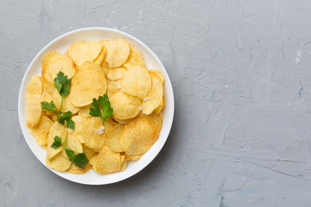 Papas fritas en un tazón con servilleta sobre fondo de color Deliciosas papas fritas crujientes en un tazón Espacio para texto Vista superior