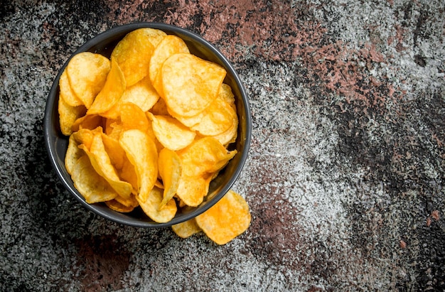 Papas fritas en el tazón