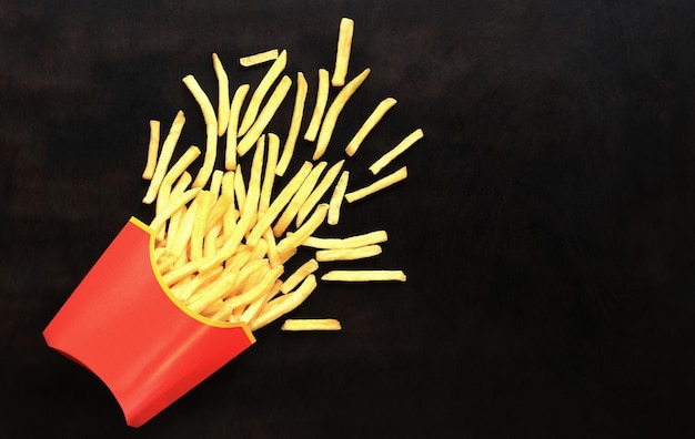 Papas fritas en una vista superior de fondo de madera oscura Restaurante de comida rápida Espacio vacío para texto