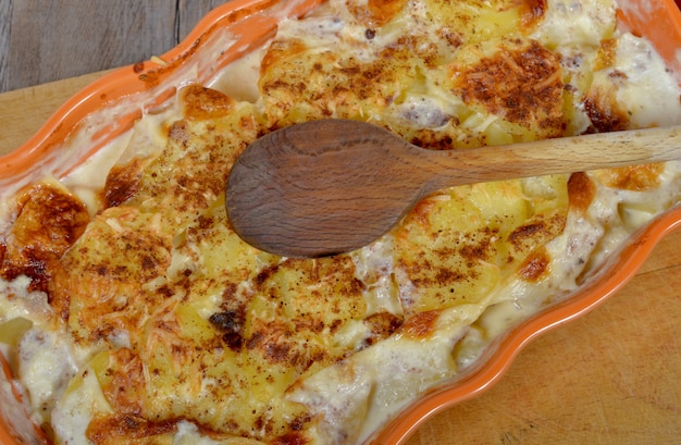 Papas gratinadas y cuchara de madera