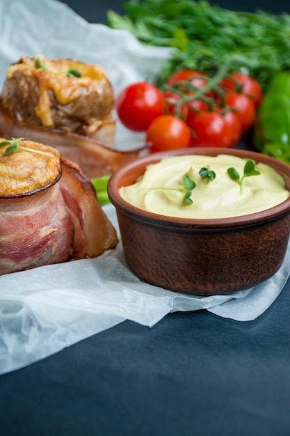 Papas jóvenes al horno con queso, tocino