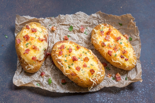 Papas rellenas al horno con queso y tocino