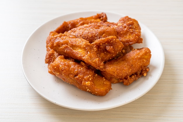 papas en rodajas fritas con sésamo. Estilo de comida tailandesa