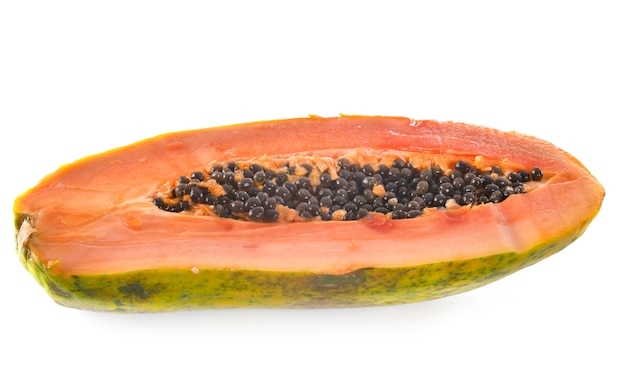 Papaya aislado en blanco