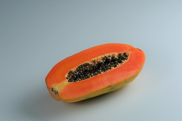 Papaya aislado en blanco