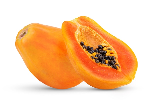 Papaya aislado sobre fondo blanco. profundidad de campo completa