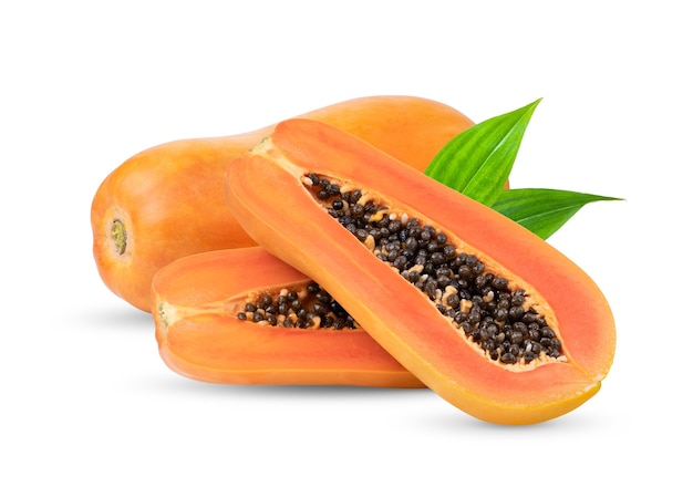 Papaya aislado sobre fondo blanco.