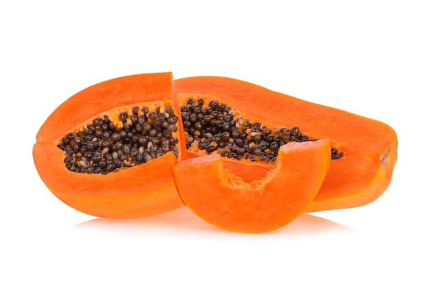 Papaya aislado sobre fondo blanco.