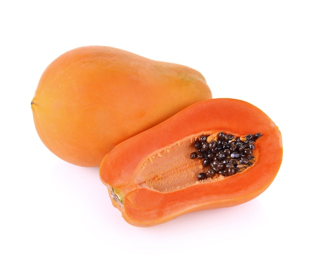 Papaya amarilla islated sobre fondo blanco.