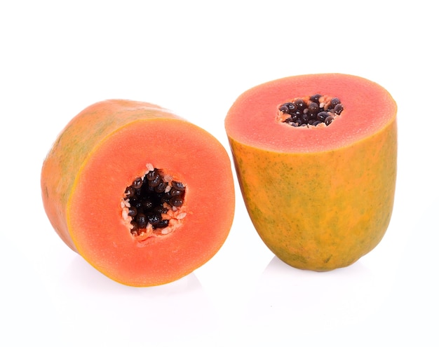 Papaya amarilla sobre fondo blanco.