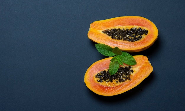 Papaya auf bläulich dunkel