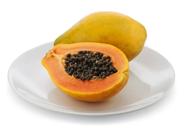 Papaya auf einem Teller, weiß