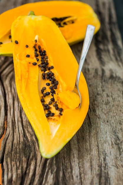 Foto papaya auf holzbrett