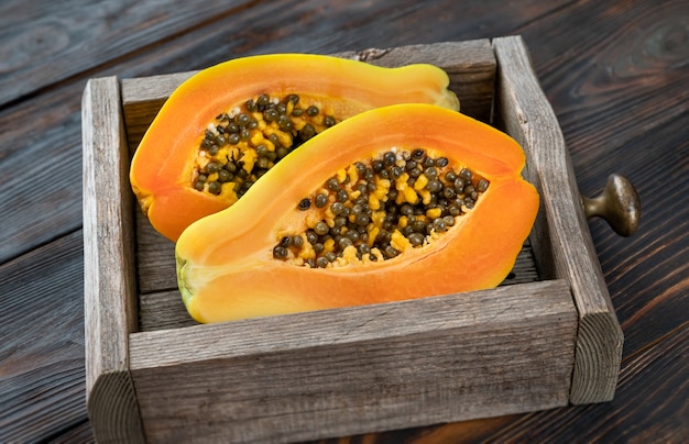 Papaya en la caja de madera: sección transversal