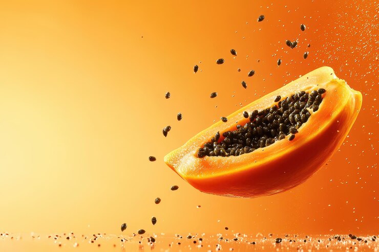 Papaya cortada en el aire con semillas voladoras