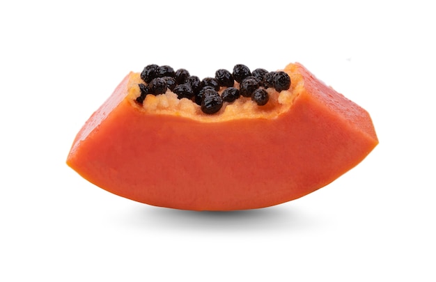 Papaya, cortada en trozos aislado sobre fondo blanco.