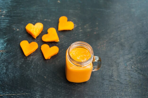 Papaya cortando la forma del corazón. batidos La estructura plana. concepto de amor día de San Valentín