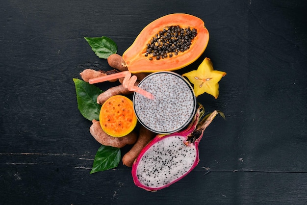 Papaya Dragon Fruit Cactus Fruit Frutas tropicales frescas Sobre un fondo de madera Vista superior Espacio de copia