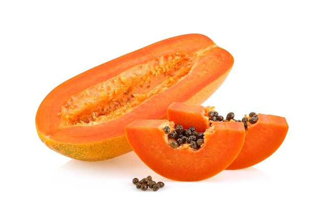 Papaya entera y media madura aislado sobre fondo blanco.