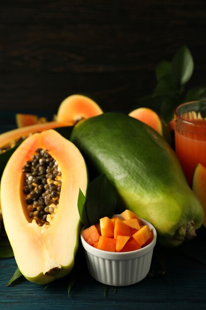 Foto papaya fresca y jugo de mesa de madera, cerrar