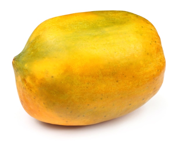 Papaya fresca nutritiva sobre blanco