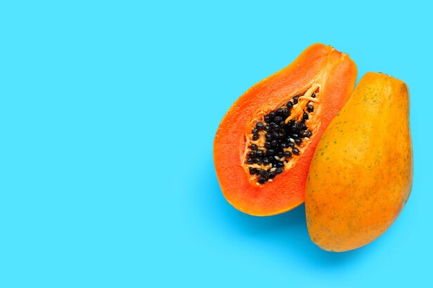 Papaya-Frucht auf blauem Hintergrund. Draufsicht