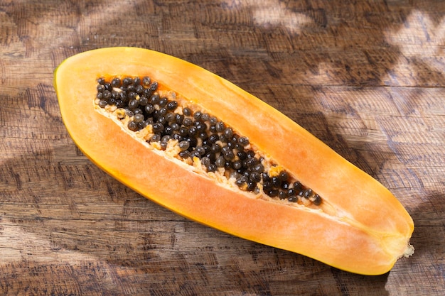 Papaya-Frucht auf der Tischplatteansicht