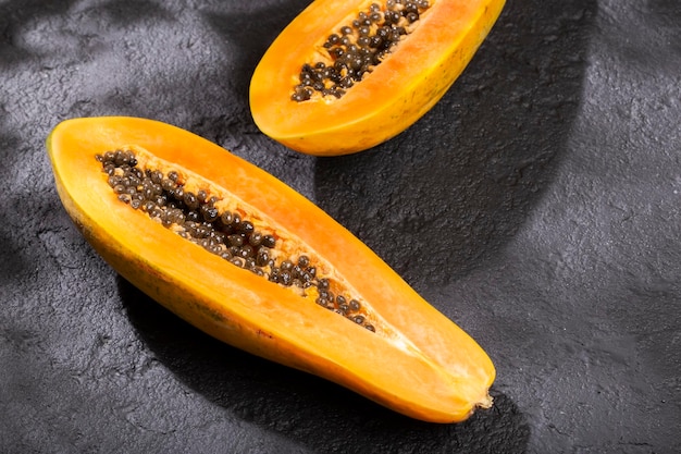 Papaya-Frucht auf der Tischplatteansicht